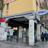 �Approfitto dell�importanza del nome ma porto avanti l�esercizio in maniera indipendente e libera�, afferma il proprietario accogliendoci nella sede posta ad angolo tra via Capruzzi e via Devitofrancesco, segnalata da un�insegna ovale